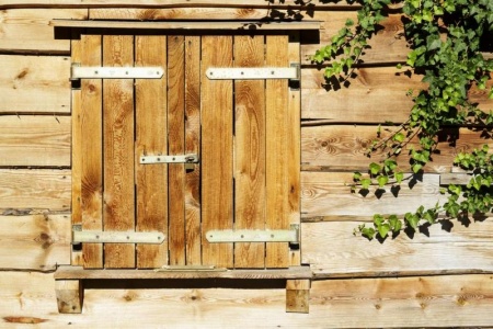 Pose de volets : comparaison entre mod&egrave;les battants et roulants